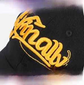 Dettaglio macro di un cappellino in twill nero con ricamo 3D giallo della scritta Finally