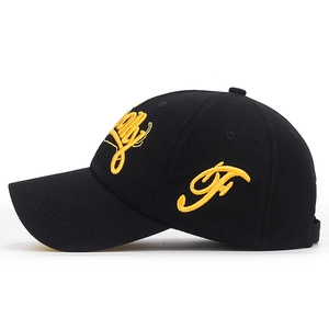 Berretto da baseball in cotone nero con ricamo Family giallo in vista laterale