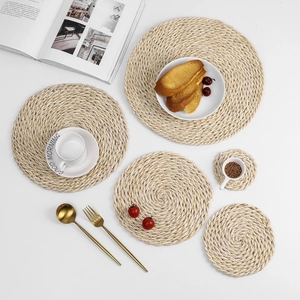 Set di tovagliette rotonde in paglia intrecciata termoisolanti per casa e cucina