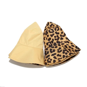 Reversible leopard print bucket hat for women in khaki canvas for sun protection