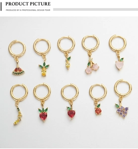 Set di dieci orecchini dorati a forma di frutta con zirconi colorati vivaci