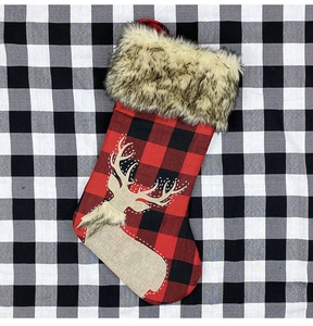 Chaussette de Noël à carreaux avec bordure en fausse fourrure et détail de renne