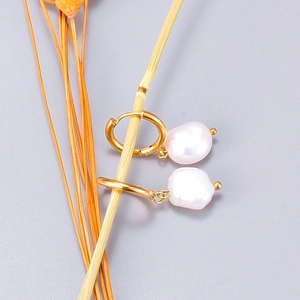 Minimalist gold-plated hoop earrings with baroque freshwater pearls in a vintage style
