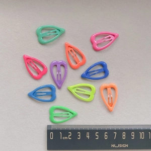 Close-up of 3cm candy-colored glowing heart hair clips with measurement details