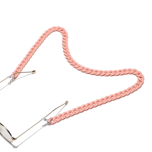 Dettaglio catena per occhiali in resina rosa crema con anelli in silicone trasparente