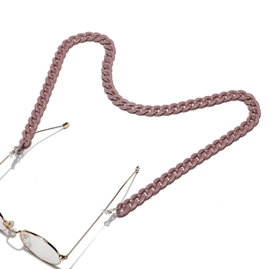 Dettaglio catena per occhiali in acrilico color malva scuro con maglie spesse su bianco