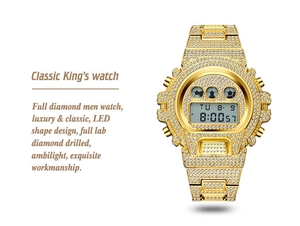 Vue détaillée d'une montre homme en or avec diamants et affichage numérique LED