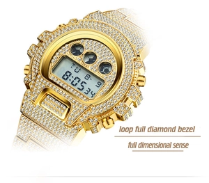 Vue macro détaillée de la montre numérique dorée avec lunette en diamants et boîtier de luxe