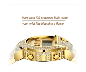 Vue macro d'une montre électronique dorée avec boîtier et bracelet sertis de diamants