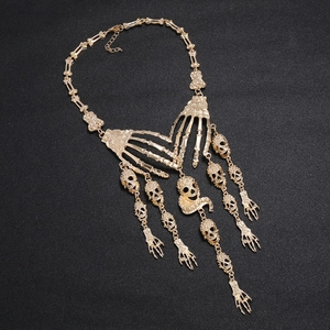 Gotische goldene Skelettkette mit Punk-Totenkopf-Anhängern und Handknochendetails