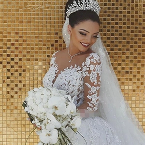 Robe de mariée élégante en dentelle blanche avec col en V, manches longues et voile