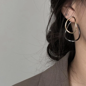 Minimalist irregular interlocking oval earrings in gold and gunmetal finish for women