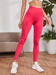 Detailansicht der rosaroten Yogahose mit atmungsaktiven Laser-Cut-Netzdetails an der Seite