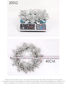 Détail montrant la mesure du diamètre de 40cm et le poids de 200g d'une couronne de Noël argent