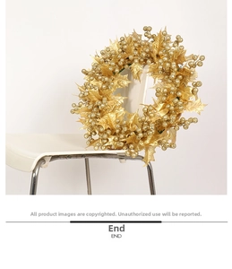 Détail d'une couronne de Noël dorée de 40cm avec des baies scintillantes sur une chaise blanche