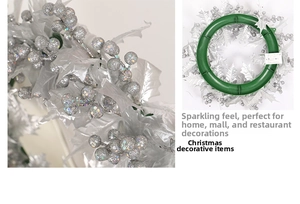 Détails de la couronne de Noël argentée montrant des baies pailletées et un support en plastique