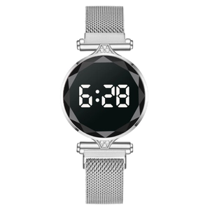 Reloj LED plateado elegante con correa magnética y esfera de corte diamante con diamantes