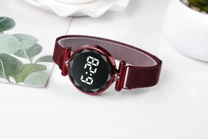 Detalle del reloj LED rojo vino con bisel de diamantes y correa de malla milanesa