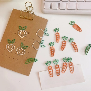 Trombones créatifs en métal en forme de légumes comme carotte et pois pour papeterie