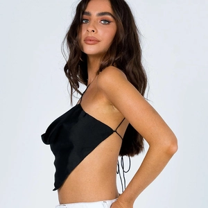 Détail du haut court dos nu noir avec conception à lacets et fines brides ajustables