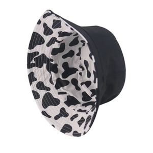 Vista dettagliata del cappello da pescatore reversibile in cotone con motivo mucca nero e bianco