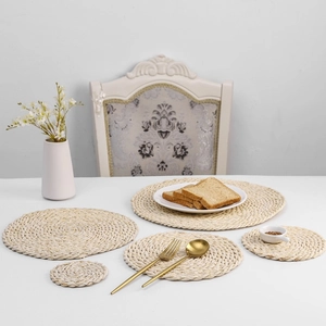 Set di tovagliette tonde intrecciate resistenti al calore per decorazione tavola