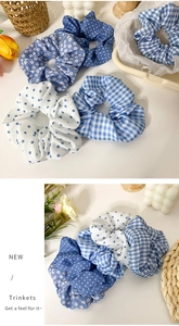 Gros plan sur un lot de chouchous en tissu à motifs floraux et à pois bleus et blancs