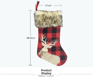 Grande chaussette de Noël à carreaux rouge et noir avec broderie de renne et fausse fourrure