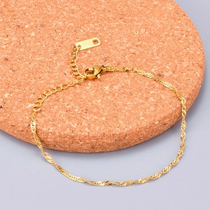 Detail of 18K gold-plated twisted chain bracelet with K18 hallmark and lobster clasp