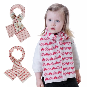 Écharpe tricotée pour enfants avec motifs jacquard renne festif et cœurs rouges