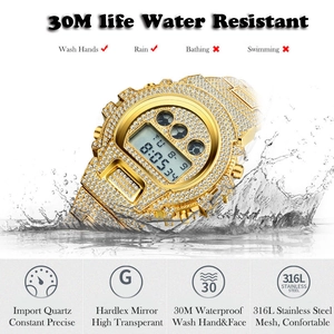 Vue macro d'une montre numérique dorée sertie de diamants avec protection étanche 30M