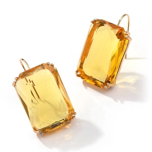 Detail von gelben Zirkonia-Ohrringen im Smaragdschliff mit Goldhaken und 4-Krallen