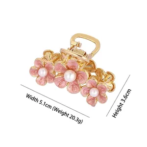 Pince à cheveux fleur dorée avec émail rose et perle, taille 5,1 cm x 3,6 cm