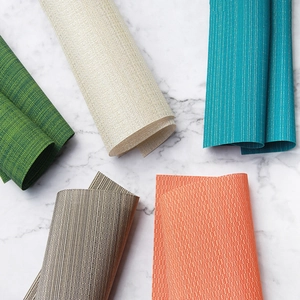 Lot de sets de table en PVC tissé en cinq couleurs sur marbre pour la salle à manger