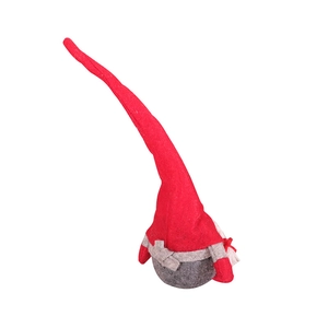 Rote und graue Weihnachtswichtel-Deko mit langem Bart auf reinem weißem Hintergrund