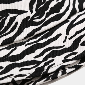 Detailaufnahme der Zebra-Muster-Stoffstruktur aus Baumwoll-Twill für Fischerhüte