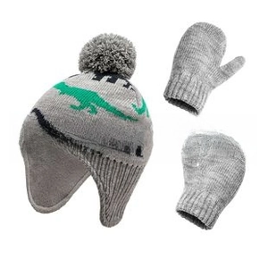Dettaglio set invernale grigio in maglia con cappello e guanti e motivi di dinosauro