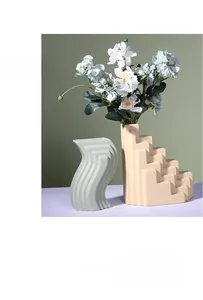 Détail de vases géométriques modernes en céramique avec textures en relief discrètes