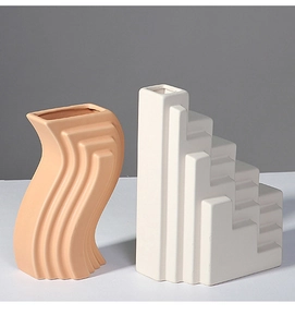 Vue détaillée des vases en céramique mate rose ondulée et blanc géométrique moderne