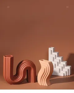 Gros plan de trois vases en céramique texturés aux motifs en relief de style nordique