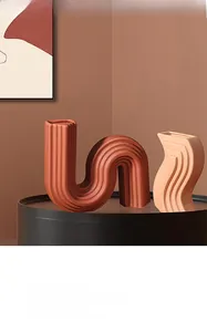 Vue détaillée de vases en céramique texturés aux rayures verticales de style nordique
