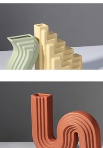 Détail de vases géométriques en céramique mate avec texture nervurée architecturale