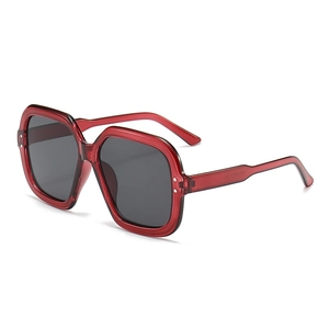 Y2K Vintage Quadratische Übergroße Sonnenbrille in Transparent Weinrot mit Gläsern