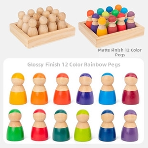 Détail de 12 figurines arc-en-ciel en bois mates et brillantes avec plateau en bois