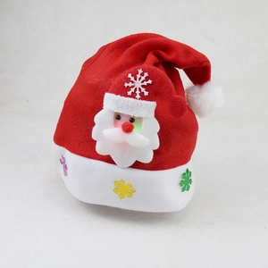 Primer plano de un gorro navideño de felpa roja con Papá Noel 3D y copos de nieve de colores
