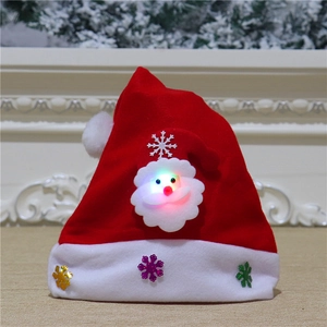 Leuchtende Weihnachtsmann-Mütze mit LED-Licht und bunten Pailletten-Schneeflocken