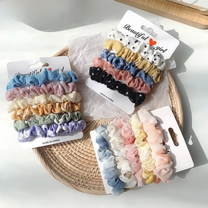 Lot de chouchous élégants en satin aux couleurs et motifs variés sur carte support