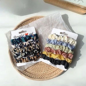 Lot de chouchous élégants en satin aux couleurs variées sur carte de présentation