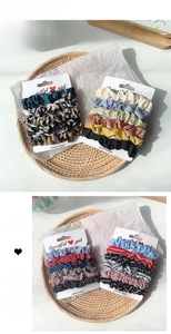 Gros plan de chouchous en satin assortis aux motifs léopard, unis et à carreaux