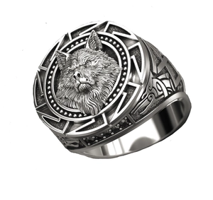Dettaglio dell'anello vichingo a testa di lupo argento vintage con incisioni nordiche